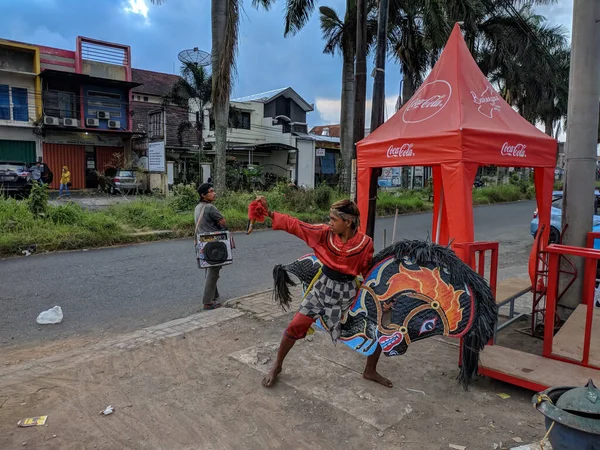 Malang Indonesië April 2021 Een Straatartiest Die Een Bulderende Paardendans — Stockfoto