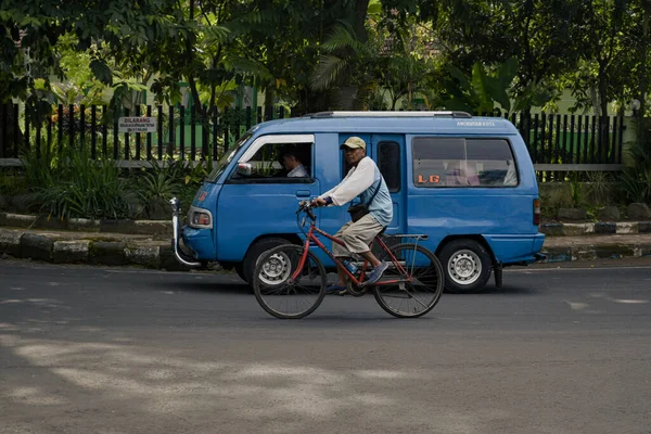 2021年4月25日 インドネシア マラン市 マラン アイシヤ イスラム病院前の一角に 乗客や古い自転車が空になっている都市交通が交差する — ストック写真