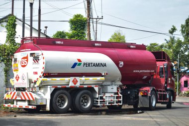Malang, Endonezya -25 Nisan 2021: Malang City 'de yol kenarına park edilmiş Pertamina petrol kamyonları temizlik için