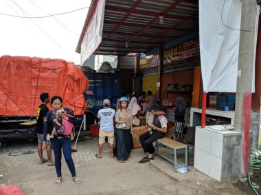 Malang, Endonezya -25 Nisan 2021: Malang şehrinde toptan fiyatlar satan bir pasta dükkanında kuyruğa giren bir grup alıcı