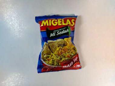 Malang, Endonezya -27 Nisan 2021: Biftek aromalı erişteli yalıtılmış hazır şehriye