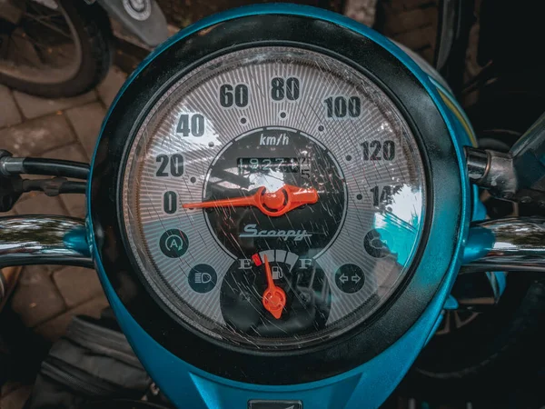 2021年4月25日 印度尼西亚马良市 史酷比摩托车仪表盘 Scoopy Motorcycle Dashboard 上有条纹玻璃 — 图库照片