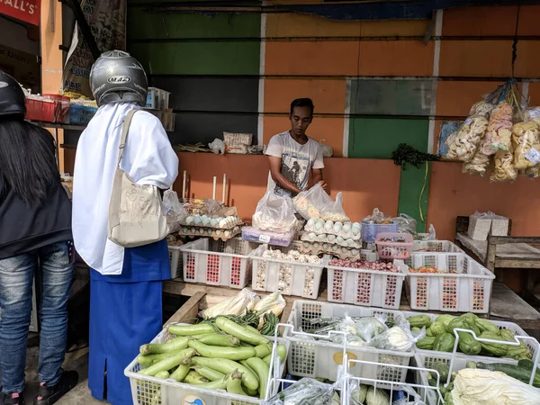 Malang Indonesia May 2021 Muslim Female Buyer Paying Fresh Vegetables — Stock Photo, Image