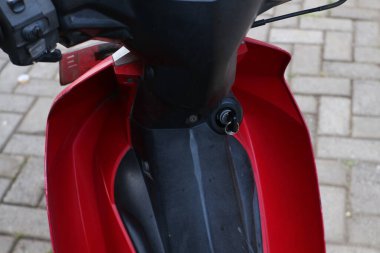 Malang, Endonezya -12 Temmuz 2021: 2016 yılından siyah ve kırmızı renkli Yamaha Vega motosikleti, kompakt ve sportif görünüyor ve kilidi yukarıdan fotoğraflanmış