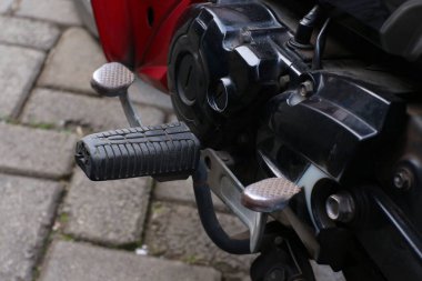 Malang, Endonezya -12 Temmuz 2021: 2016 yılından siyah ve kırmızı renkli Yamaha Vega motosikleti, kompakt ve sportif görünüyor ve ayak izleri yukarıdan fotoğraflandı