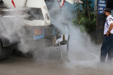 Teslimat kamyonundan gelen sıvı oksijeni hastanedeki su deposuna aktarma işlemi boruların donmasına ve buz ve buz buharı oluşturmasına neden olur.