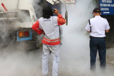 Malang, Endonezya -13 Temmuz 2021: Teslimat kamyonundan hastanedeki su deposuna sıvı oksijen nakli işlemi boruların donmasına ve buz buharı oluşturmasına neden olur.