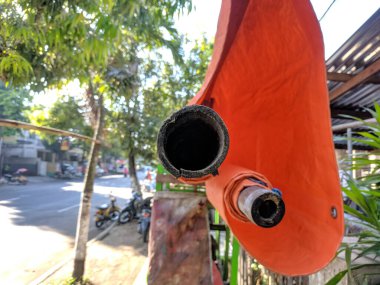 Yol kenarında hala katlanmış ve açılmamış, büyük bir bambuyla desteklenen bir satış standı.