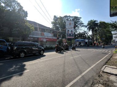 Bondowoso, Endonezya - 28 Mayıs 2021: kırmızı ışık yandığı için sürücüler kavşakta durmak için sırada bekliyorlar