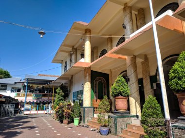 Malang, Endonezya - 28 Mayıs 2021: Bondowoso şehir meydanının önündeki Taqwa Camii 'nde namaz için yüksek bir kule bulunmakta.