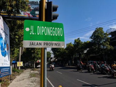 Bondowoso, Endonezya - 28 Mayıs 2021: Endonezya dilinde Jalan Diponegoro yazan yeşil renkli Bondowoso şehrinde bir sokak tabelası