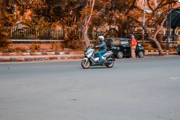 Malang Indonésia Julho 2021 Ciclista Atravessa Rodovia Uma Estrada Menos — Fotografia de Stock