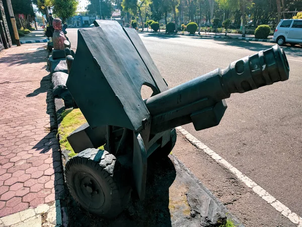 Маланг Индонезия Мая 2021 Года Статуя Пушки Перед Военным Штабом — стоковое фото