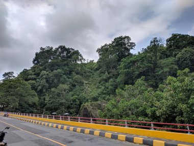 Köprünün tepesinden Lumajang bölgesinin sıfır bölgesinin görüntüsü Semeru Dağı 'nın eski lav ve kum akıntılarını gösteriyor.