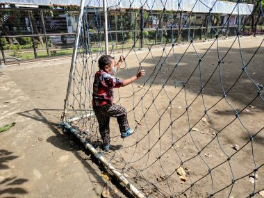 Küçük bir kalede oynayan bir çocuk Malang şehrindeki bir parkta futsal oynardı.