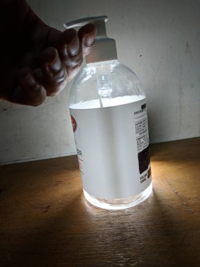 Malang, Endonezya -2 Temmuz 2021: el dezenfektanı ve Lifebuoy markası çeşitli pozisyonlarda yakın mesafeden fotoğraflandı.