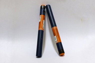 Malang, Endonezya -19 Temmuz 2021: Beyaz arka planda novorapid markalı insülin kalem. Tıbbi cihazlar, diyabet hastalığının kendine enjekte edilmesinde kullanılır. Dünya Diyabet Günü ve Sağlık Konsepti.