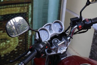 Malang, Endonezya - 19 Temmuz 2021: Yamaha Vixion gösterge paneli ve hız göstergesi ve çeşitli parçaları yol kenarına park edilmiş durumda
