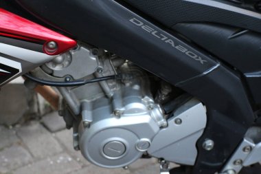 Malang, Endonezya - 19 Temmuz 2021: Yamaha Vixion motoru ve çeşitli parçaları yol kenarına park edilmiştir.