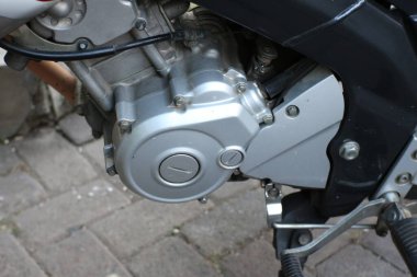 Malang, Endonezya - 19 Temmuz 2021: Yamaha Vixion ana motoru ve çeşitli parçaları yol kenarına park edilmiştir.