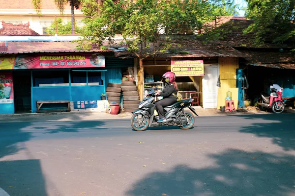 Malang Indonesia Juli 2021 Cyclist Crosses Highway Less Crowded Road — Stock Photo, Image