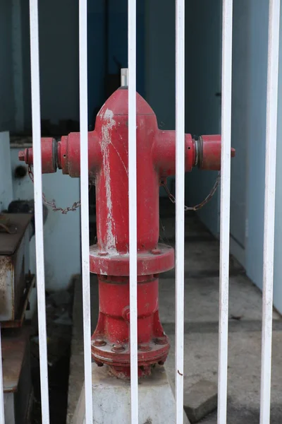 Red Hydrant Fence Hospital Hydrant Used Connect Fire Hose Flow — Zdjęcie stockowe