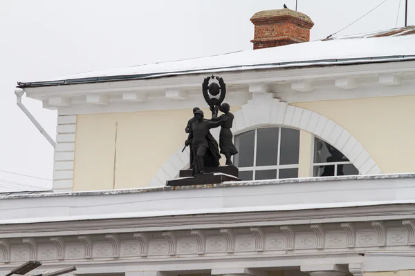 Sculture di soldati sovietici, operai e contadini sul tetto dell'edificio, la città di Orel, marzo 2014 — Foto Stock