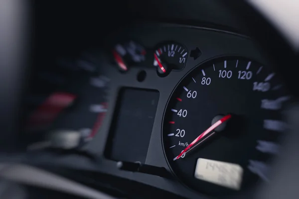 Närbild av en hastighetsmätare i en bil — Stockfoto