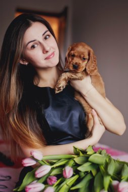 Güzel kadın güzel yavru horoz İspanyol