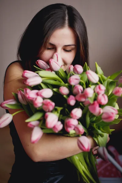 Χαμογελαστό κορίτσι με ένα μπουκέτο λουλούδια — Φωτογραφία Αρχείου