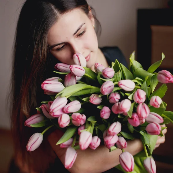 Fille avec des fleurs — Photo