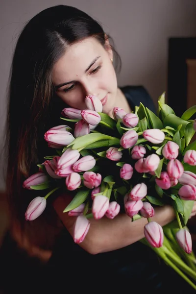 Fille avec des fleurs — Photo