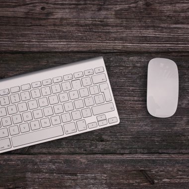kablosuz klavye ve kablosuz fare ahşap masa üstünde