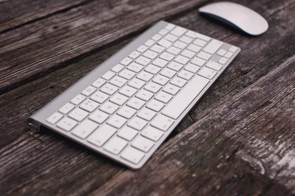 Wireless keyboard and wireless mouse on wooden table — Stock Photo, Image