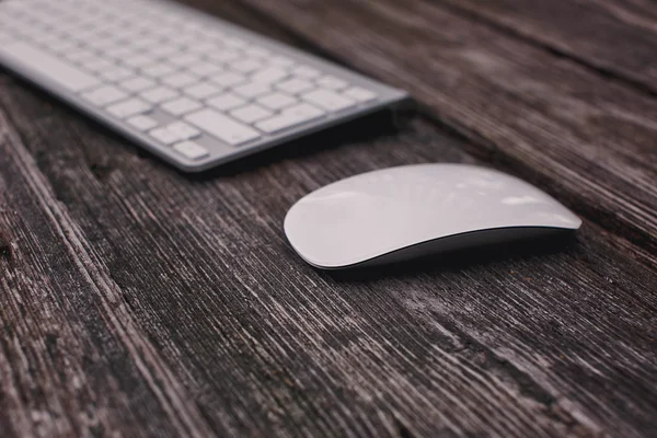 Mouse e teclado em um fundo de madeira — Fotografia de Stock