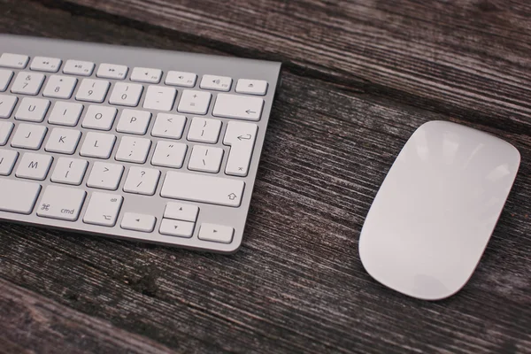 Mouse e teclado em um fundo de madeira — Fotografia de Stock