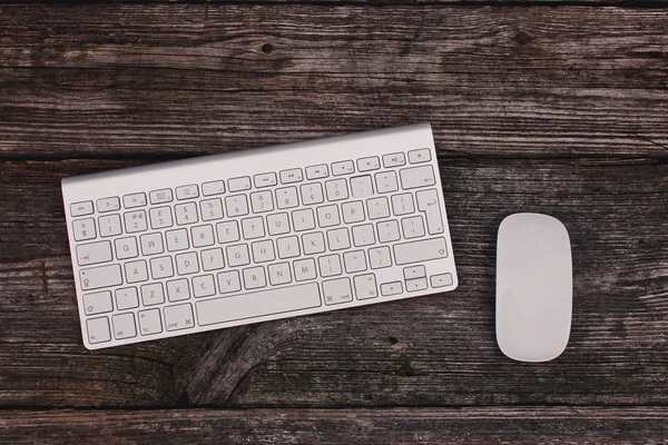 Mouse e teclado em um fundo de madeira — Fotografia de Stock