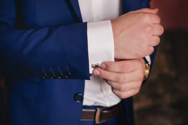 El novio se prepara para la boda —  Fotos de Stock