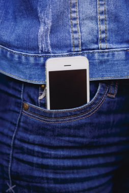 Günlük yaşamda smartphone. kot pantolon cebinde telefon.