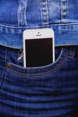 Günlük yaşamda smartphone. kot pantolon cebinde telefon.