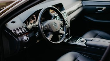 Stuttgart, Almanya - 29 Ocak 2021: Mercedes E-sınıfı W212 iç mekan, avantgarde, Mercedes logosu, panel.