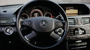 Stuttgart, Almanya - 29 Ocak 2021: Mercedes E-sınıfı W212 iç mekan, avantgarde, Mercedes logosu, panel.