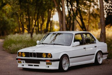 Berlin, Almanya - 07 Temmuz 2020: BMW M3 e30 outoutoutoutoutors, BBS wheel, tunning M Tech, parlak ve parlak eski klasik retro-timer. Otomatik nostalji gösterisi.