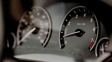 Modern araba mil hız göstergesi kapat.