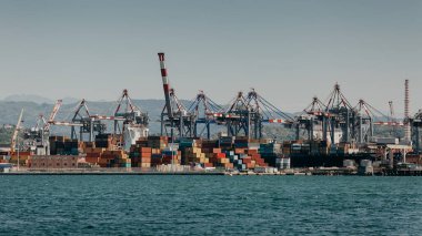La Spezia, İtalya / 20.05.2020: Konteynır limanı. Liman bölgesinin konteyner bölümü.
