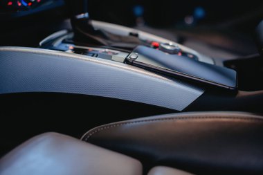 Modern araba iç mekanında akıllı telefon..