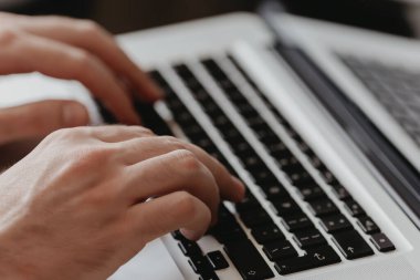 Klavye kavramında erkek el yazısı.