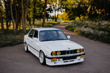 Berlin, Almanya - 07 Temmuz 2020: BMW M3 e30 outoutoutoutoutors, BBS wheel, tunning M Tech, parlak ve parlak eski klasik retro-timer. Otomatik nostalji gösterisi.