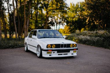 Berlin, Almanya - 07 Temmuz 2020: BMW M3 e30 outoutoutoutoutors, BBS wheel, tunning M Tech, parlak ve parlak eski klasik retro-timer. Otomatik nostalji gösterisi.