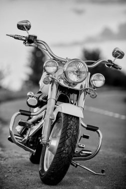 Lodz, Polonya - 23 Eylül 2020 Harley-Davidson Fat Boy 'un siyah beyaz fotoğrafı, motosiklet detayı. 